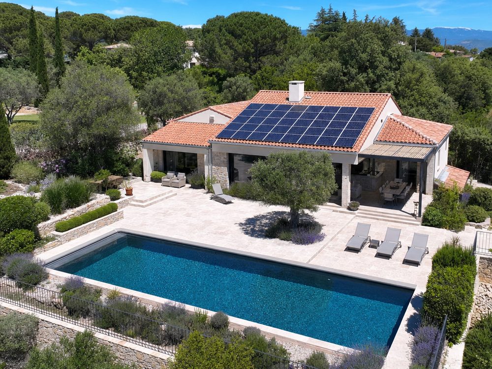 Pose de panneaux photovoltaïques près de Algans