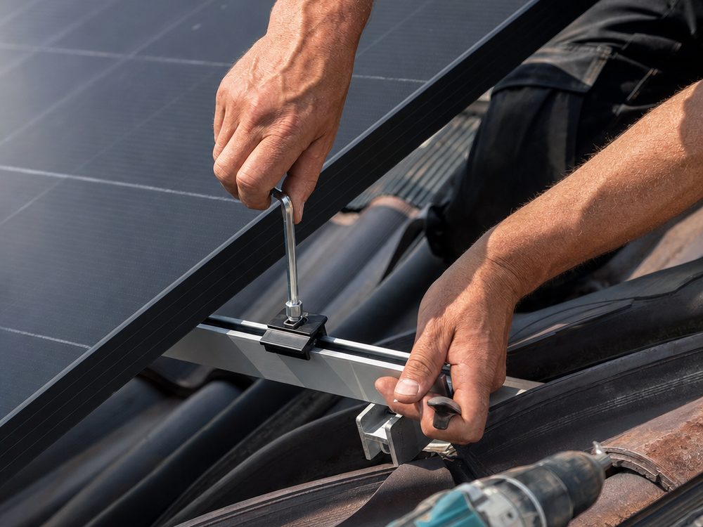 Nettoyage d'un panneau photovoltaïque au balai télescopique